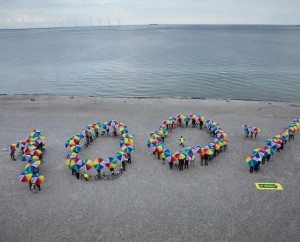 Action for 100% Renewables in CopenhagenEfter at have cyklet, jogget og gået for at markere denne globale dag til fordel for vedvarende energi  former deltagerne i demonstrationen tallet 100  med deres kroppe i et stort menneskebanner. Budskabet er til politikerne og handler om, at de ønsker 100 % vedvarende energi i Danmark.