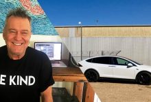 Jimmy Barnes and Simon Hackett both extol the benefits of electric cars.