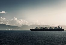 Liquefied natural gas lng carrier ship with five tanks - optimised hydrogen