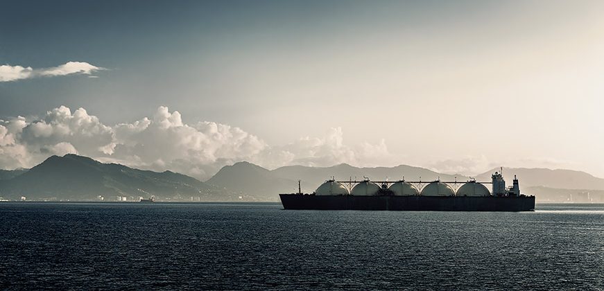 Liquefied natural gas lng carrier ship with five tanks - optimised hydrogen