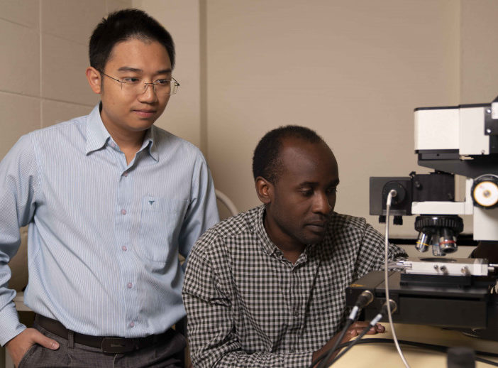 Dr Hieu Nguyen et Mike Tebyetekerwa (Crédit : Australian National University).