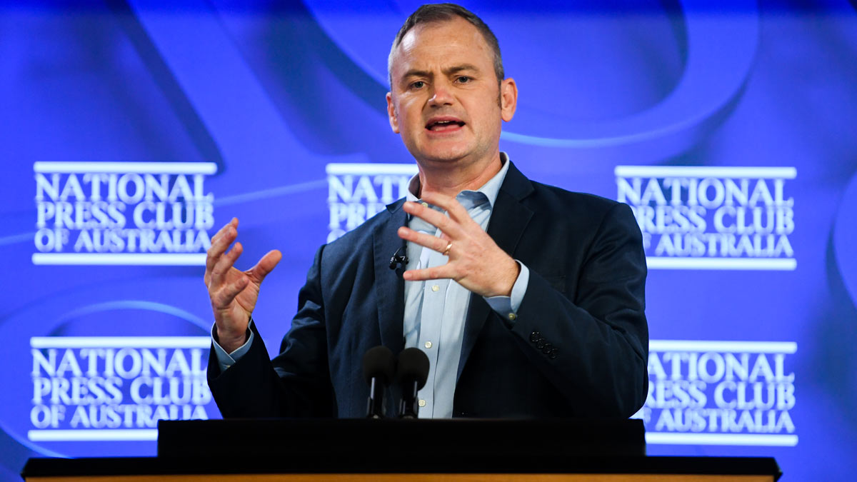 Climate 200 founder Simon Holmes à Court addresses the National Press Club in Canberra. (AAP Image/Lukas Coch).