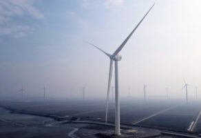 Bigger or better: Are newer wind farms outperforming older ones?