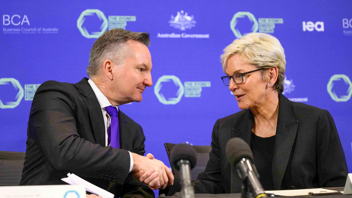 Minister for Climate Change and Energy Chris Bowen and US Secretary of Energy Jennifer Granholm sign the Australia & United States Net Zero Technology Acceleration Partnership agreement at the Sydney Energy Forum. (AAP Image, James Gourley)