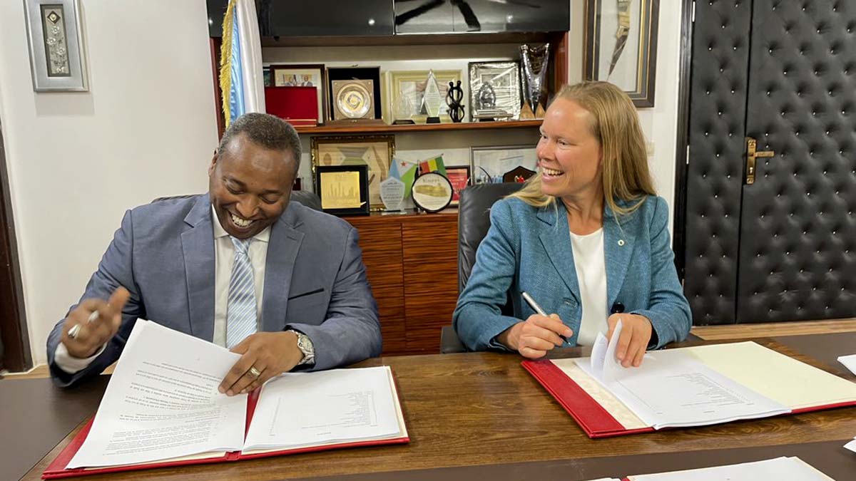 Djibouti’s Minister of Energy and Natural Resources Yonis Ali Guedi and Fortescue Future Industries CEO Julie Shuttleworth sign Framework Agreement.