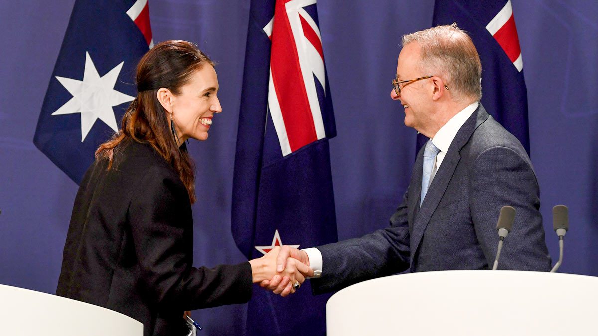 New Zealand Prime Minister Jacinda Ardern (left) and Australian Prime Minister Anthony Albanese shakes hands after speaking to the media during a press conference in Sydney. (AAP Image/Bianca De Marchi)