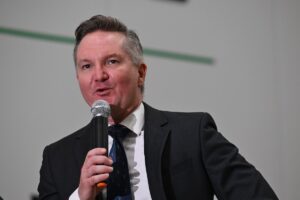 Bowen says accelerating switch to renewables essential to “keep the lights on”