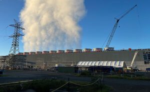 Solar farm, huge battery and up to 1,000 sheep get federal green tick for next to coal plant