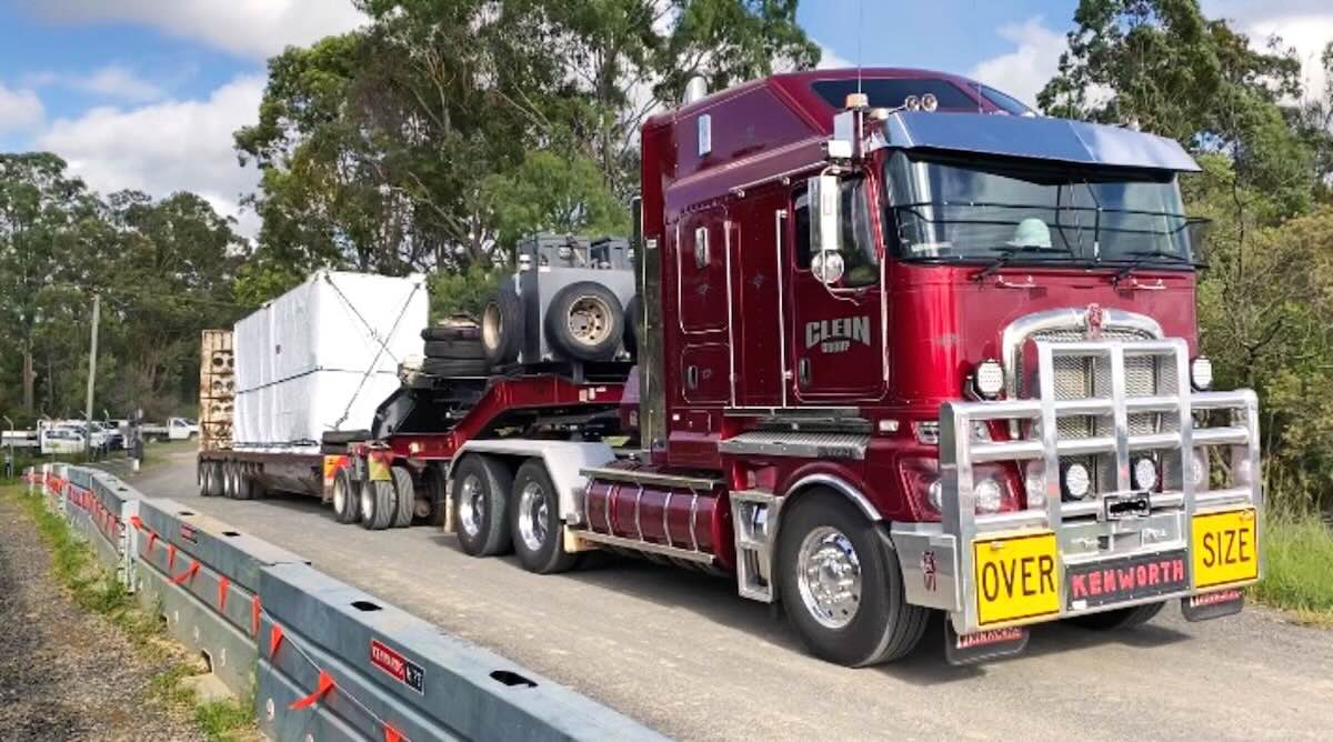 truck with battery megapack tesla Stanwell